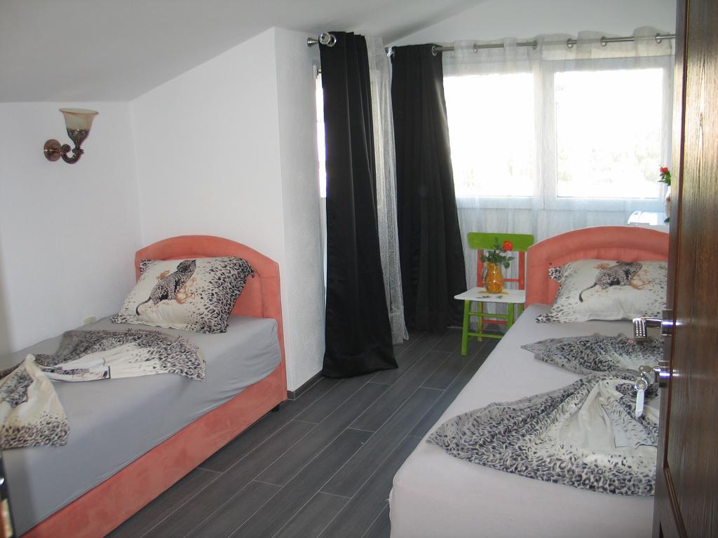 Guest House Dena Dobra Voda Habitación foto